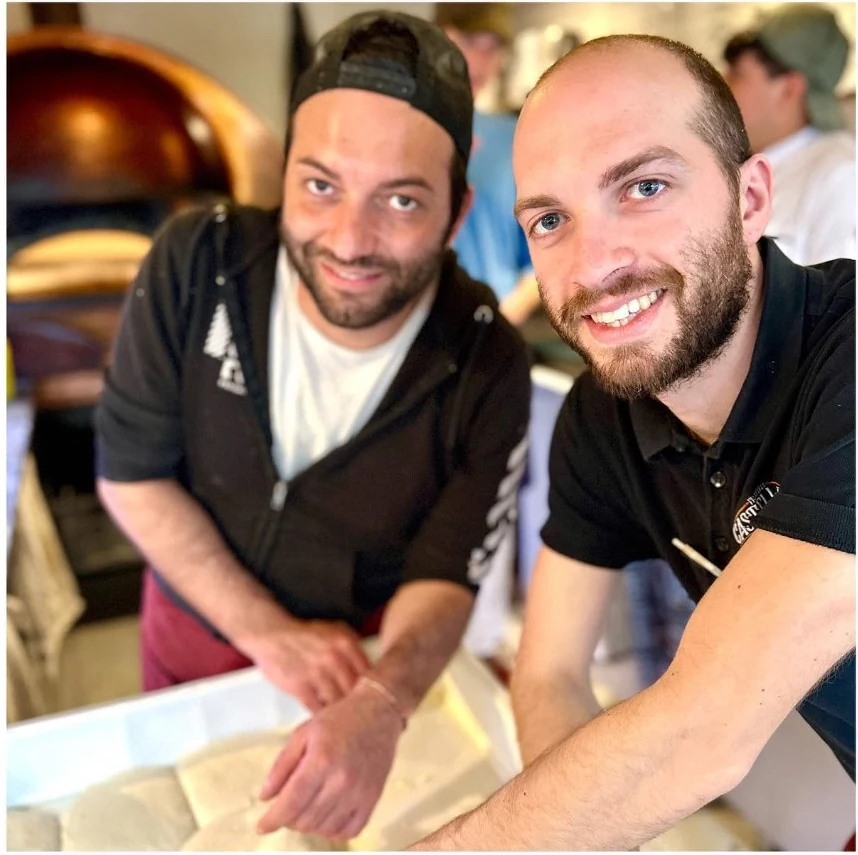 Davide et Gianpaolo au pétrissage, four napolitain en arrière-plan