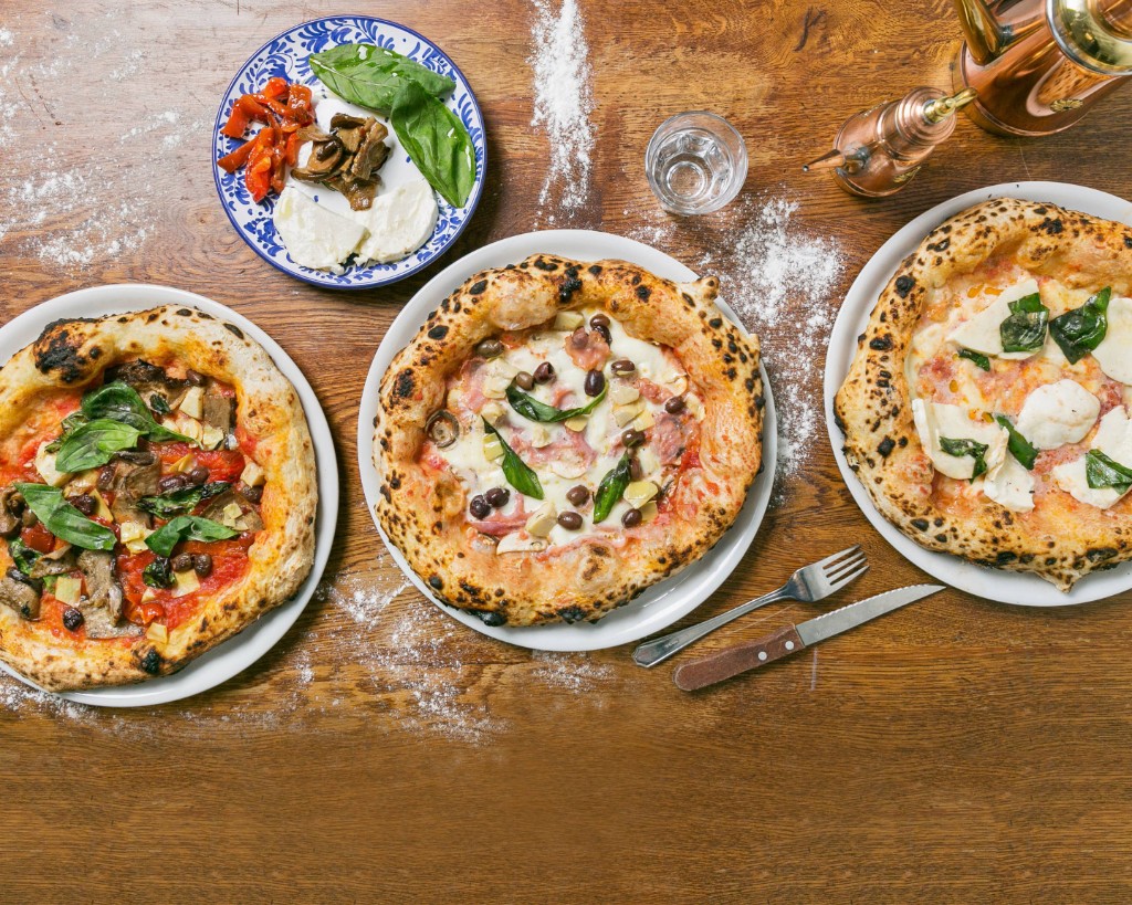 Pizza napolitaine garnie de basilic frais, sortie du four